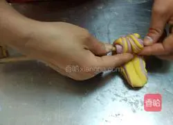 Illustration of how to make watermelon steamed buns 10