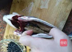 Illustration of how to make black bean crucian carp soup 2