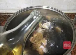 Illustration of how to make black bean and crucian carp soup 14