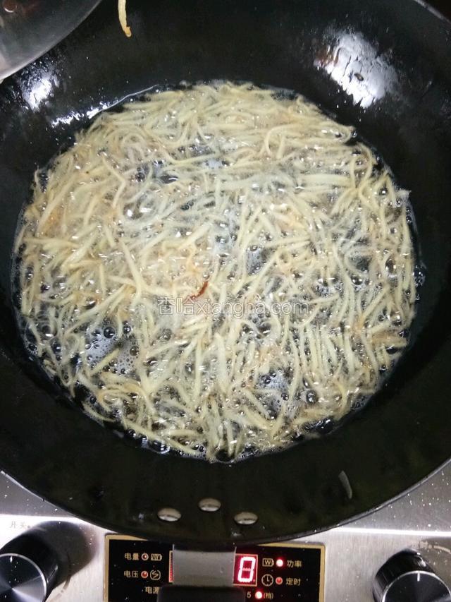土豆切丝，油温七成热时放入锅内炸
