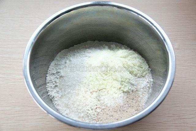 除了盐、黄油外，所有的材料混合在一起，放入面包机中选择和面功能