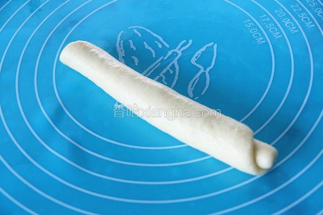 将面团擀开上下两端长度都擀均匀，从上往下卷起，卷成长条