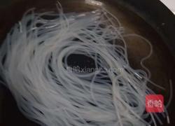 五花肉炖酸菜的做法图解1