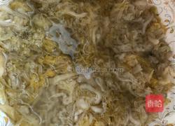 五花肉炖酸菜的做法图解3