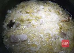 五花肉炖酸菜的做法图解9