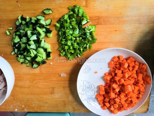 黄瓜，青椒和胡萝卜切丁。