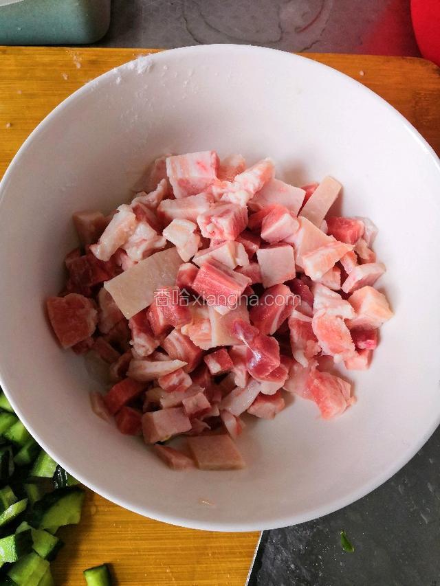 肉沫切丁放入淀粉，盐，料酒腌制10分钟