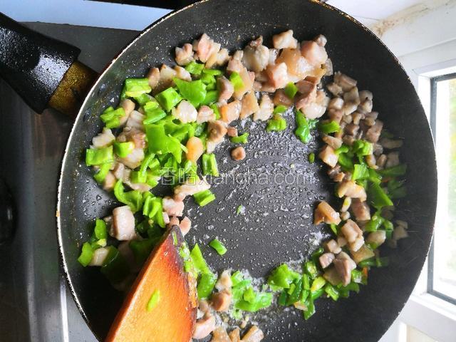 放入青椒，炒20秒。