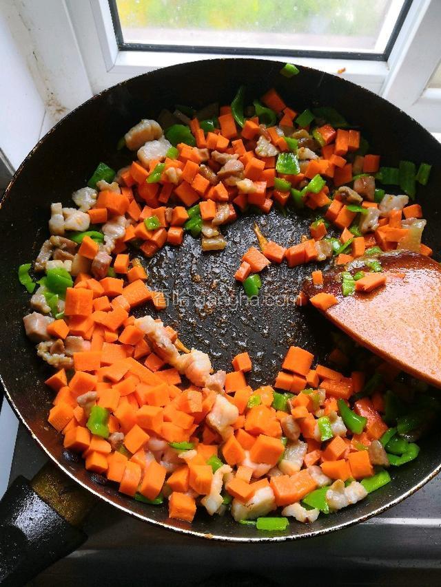 放入胡萝卜，翻炒一分钟。