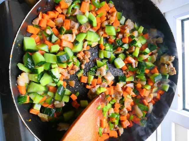 放入黄瓜加入盐，酱油，翻炒均匀。