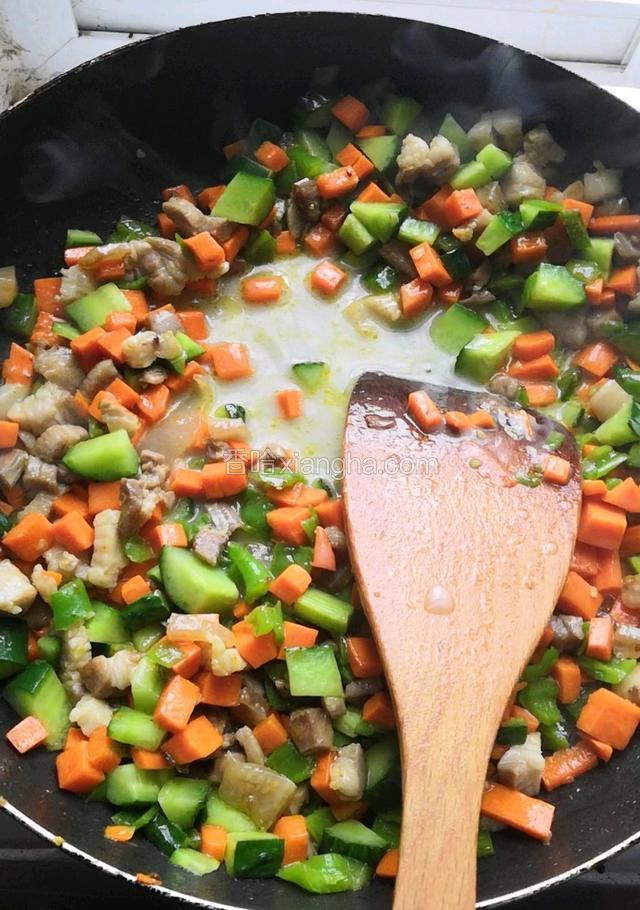 用淀粉兑水放入锅中，炒至浓稠，加点鸡精翻炒均匀即可出锅。