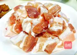 Illustration of how to make braised pork with red dates 1