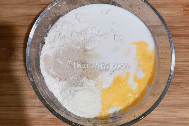 所有食材放入碗里（除黄油、红豆沙）