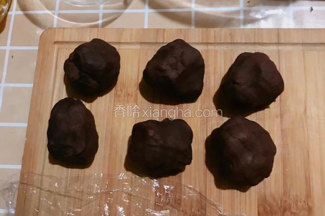红豆沙分成份量同等的六份