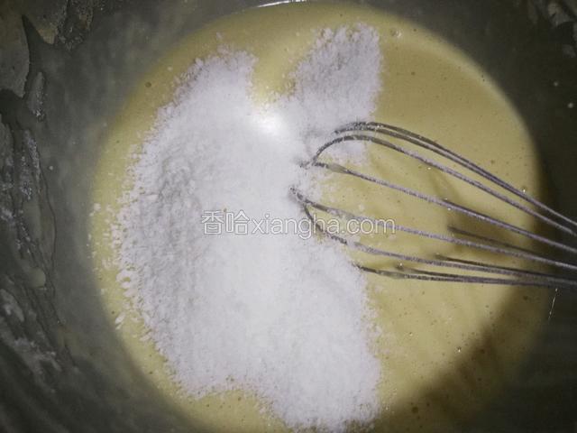 再加入椰蓉搅拌均匀。