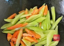 莴苣炒胡萝卜的做法图解4