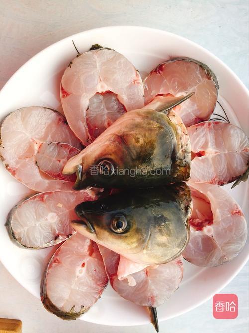 草鱼洗净切成块,摆盘!