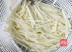 Illustration of how to make shredded potatoes 3