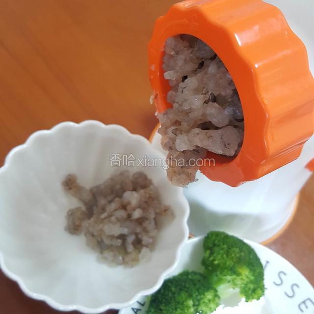 用料理机的大刀孔把虾摇成虾泥