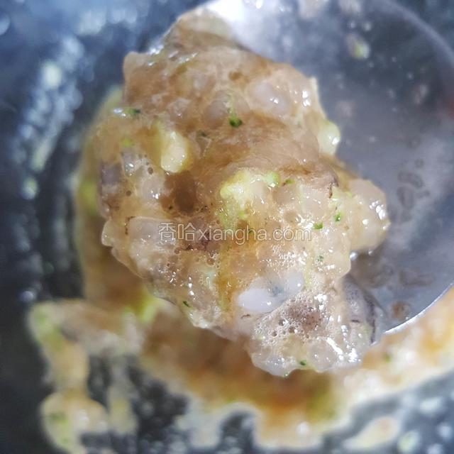 顺时针搅拌均匀，最后的状态是粘稠不易滑落的就可以了（如⬇️图）