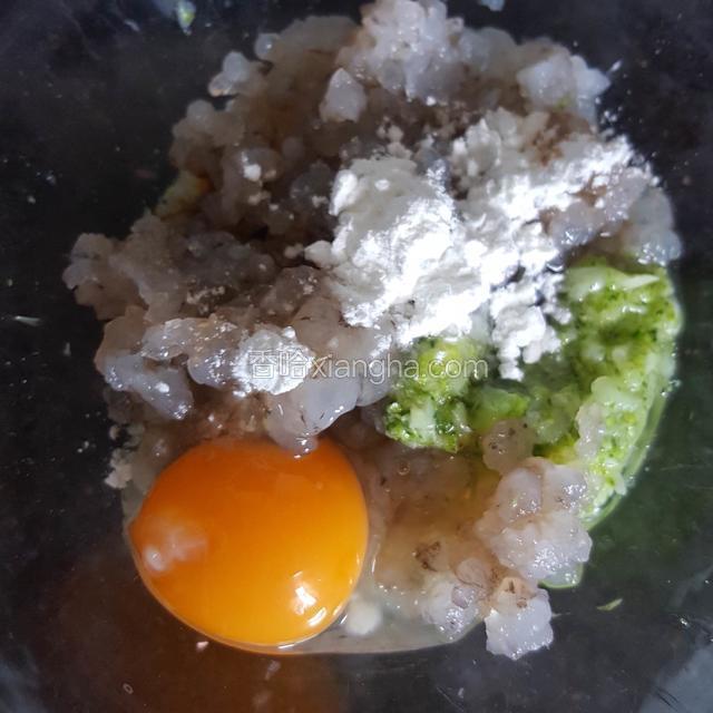把摇好的虾馅，西兰花碎倒进大碗里，再加入一个鸡蛋，盐，生抽，鸡精和一些淀粉。