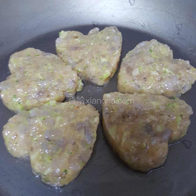 平底锅刷一层薄薄的油，依次放入虾饼。
