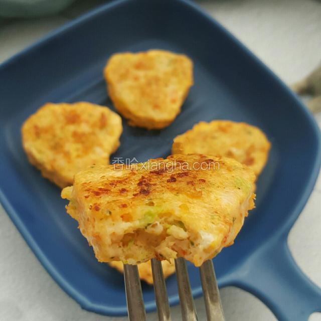 鲜美的虾饼就做好了，看上去是不是很想咬一口，赶紧动手给宝贝做起来吧[嘿哈]