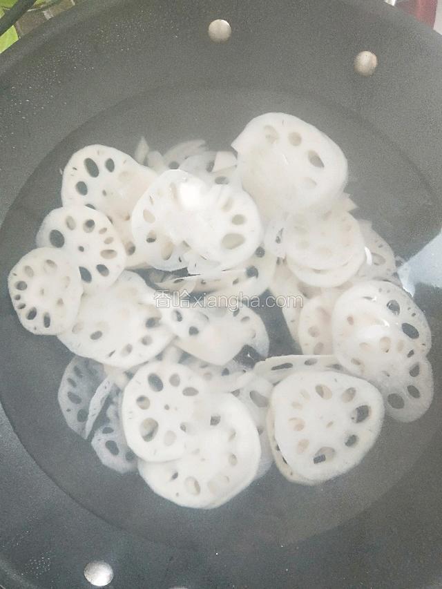 锅中倒入适量清水，待水煮开放入藕片