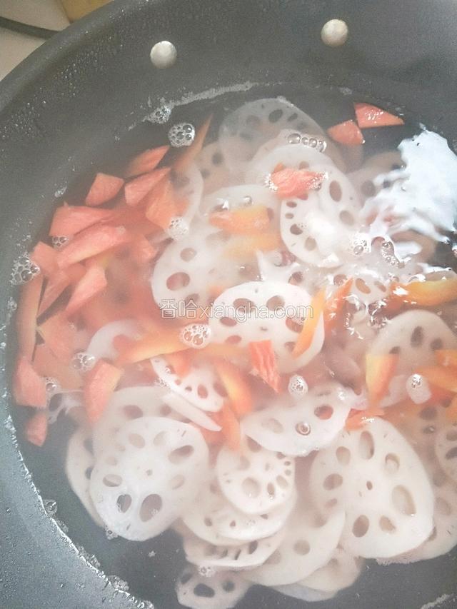 煮1分钟放入胡萝卜