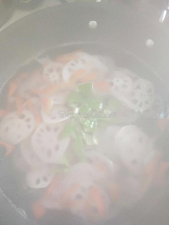 待水煮开放入青椒，关火烫半分钟