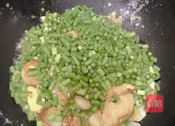 Illustration of how to make fried eggs with garlic moss 6