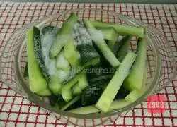 Illustration of how to make pickled cucumber 2