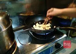 Illustration of how to quickly stir-fry three shredded silkworms 5