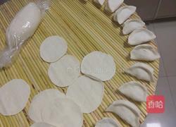 一个肉丸的大饺子的做法图解2