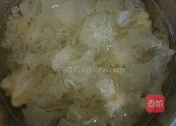 桃胶莲子银耳羹的做法图解1
