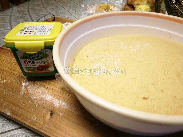 发酵至膨胀两倍大，手指插入面团圆孔不会收缩。
