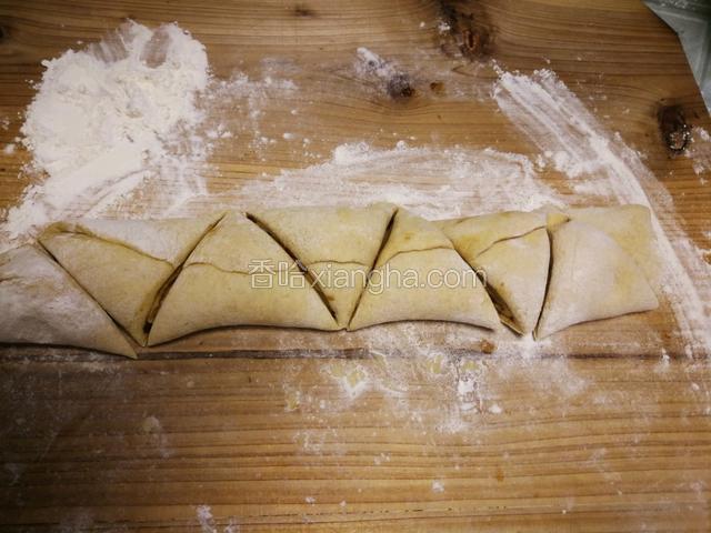 用筷子从中间按压。