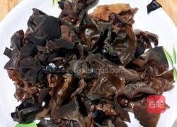 木耳炒鸡的做法图解1