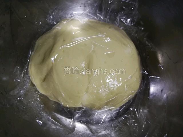 盖上保鲜膜发酵3小时。