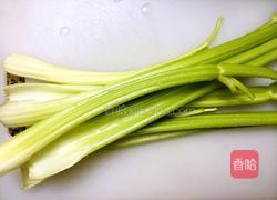 西芹猪肉水饺的做法图解1