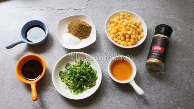 辅料:生抽 味达美酱油 孜然粉 盐 料酒 姜粉 玉米粒 香菜末