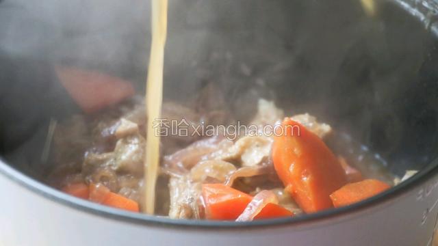 捞入羊排 胡萝卜 倒入汤汁