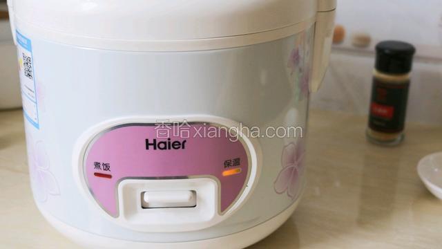按下电饭煲加热键

等自动跳到保温键 再焖10分钟左右即可