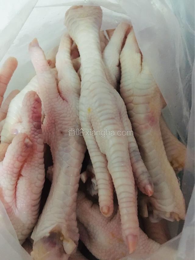 鸡爪剪去指甲剁开泡去血水至发白