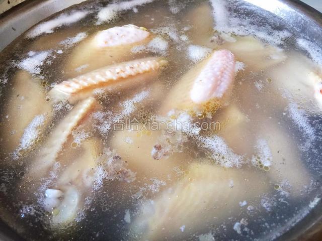 鸡翅洗净，凉水下锅，焯水去血沫