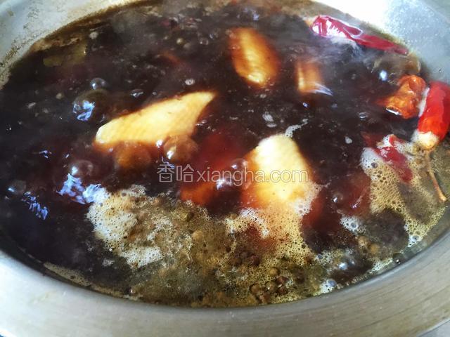 鸡翅放锅中，添水，放入所有调料