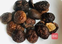 香菇栗子鸡爪汤的做法图解3