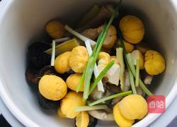 香菇栗子鸡爪汤的做法图解6