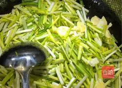 Illustration of how to make fried eggs with garlic sprouts 4