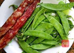 荷兰豆炒腊肠的做法图解1